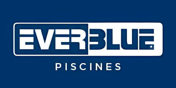 Logo Everblue Piscines Logo de la marque Everblue Piscines, texte blanc sur fond bleu.
