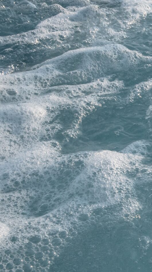 Mer agitée avec vagues écumeuses.